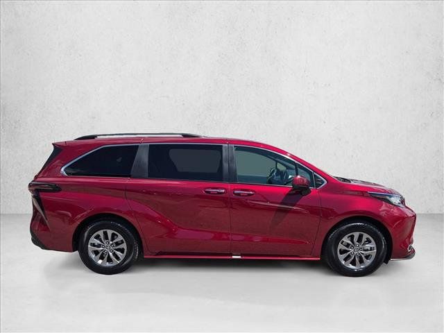 Used 2023 Toyota Sienna XLE FWD image 4