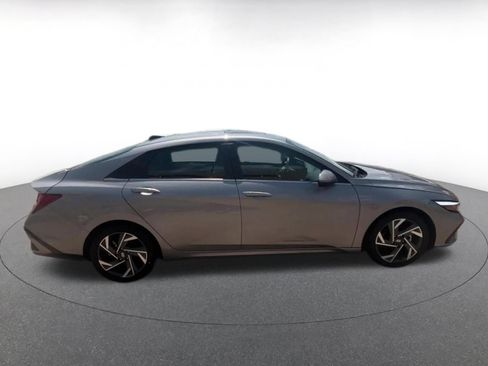 Used 2025 Hyundai Elantra Limited FWD image 16