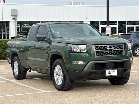 Used 2022 Nissan Frontier SV image 2