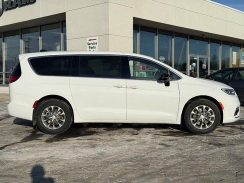 New 2026 Chrysler Pacifica Limited w/ Trailer Tow Group AWD/4WD image 3