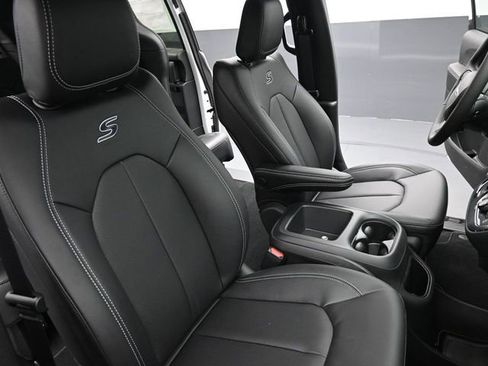 New 2026 Chrysler Pacifica Select AWD/4WD image 26