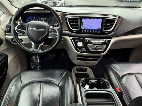 Used 2017 Chrysler Pacifica Touring-L image 16