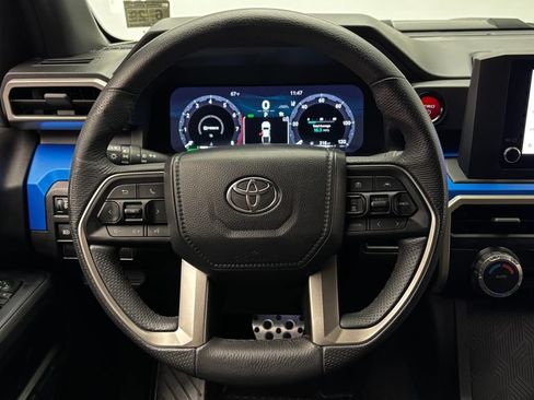 Used 2025 Toyota Tacoma TRD Sport AWD/4WD image 32
