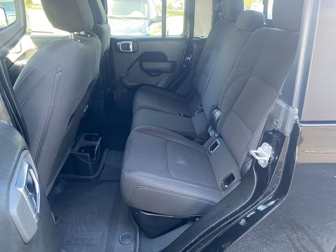 Used 2022 Jeep Gladiator Sport image 6