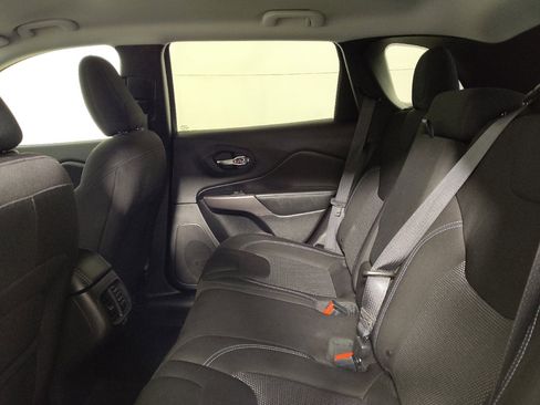 Used 2019 Jeep Cherokee Latitude w/ Popular Appearance Group FWD image 18