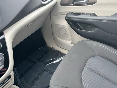 Used 2023 Chrysler Voyager LX image 19