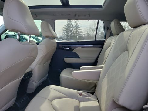 Used 2023 Toyota Highlander L image 11