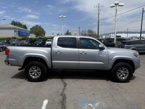 Used 2017 Toyota Tacoma SR5 w/ Tow Package AWD/4WD image 5