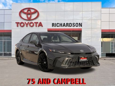 Used 2025 Toyota Camry SE image 1