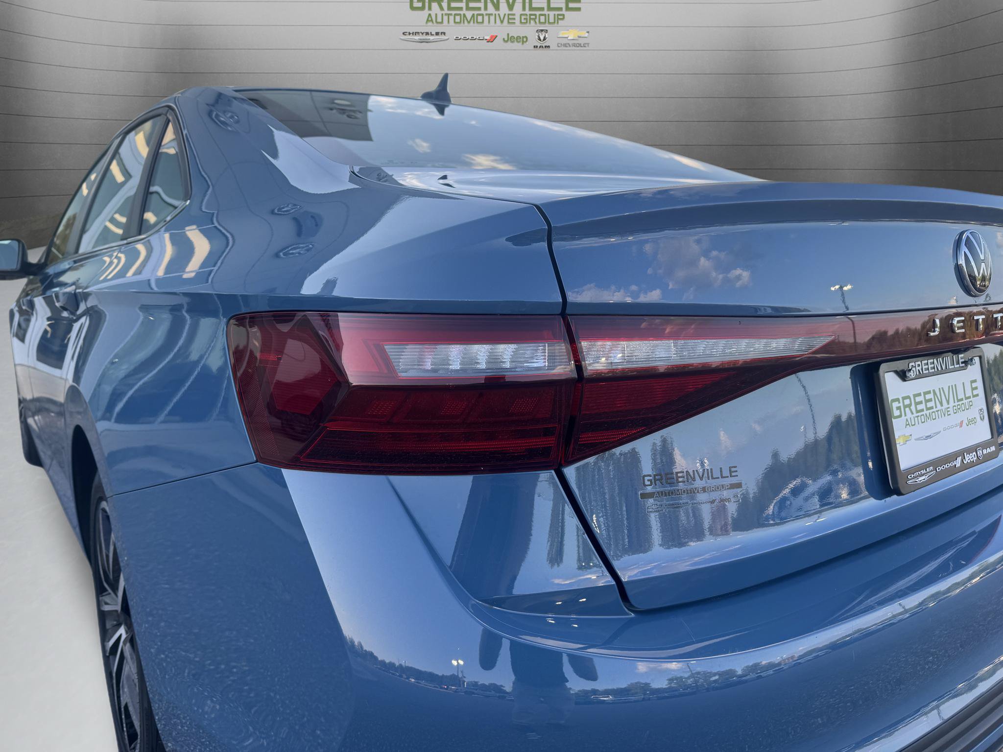 Used 2025 Volkswagen Jetta SE FWD image 25