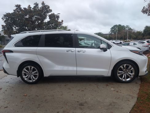 Certified 2024 Toyota Sienna Platinum image 11