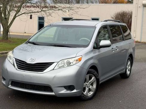 Used 2014 Toyota Sienna LE image 2