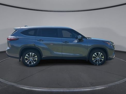 Used 2024 Toyota Highlander XLE FWD image 9