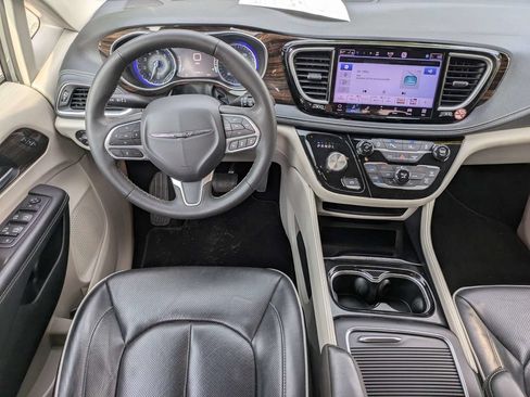 Used 2023 Chrysler Pacifica Limited FWD image 17