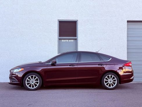 Used 2017 Ford Fusion SE w/ Fusion SE Technology Package image 2