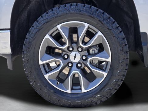 Used 2022 Chevrolet Silverado 1500 LT AWD/4WD image 31