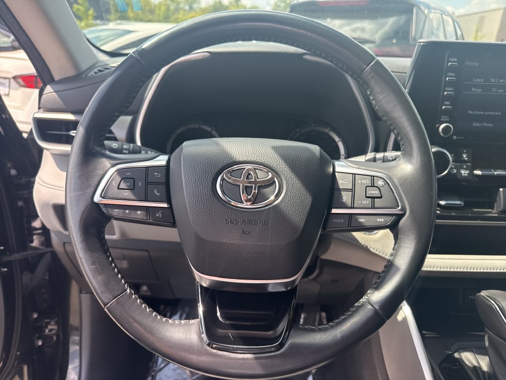 Used 2021 Toyota Highlander XLE AWD/4WD image 16