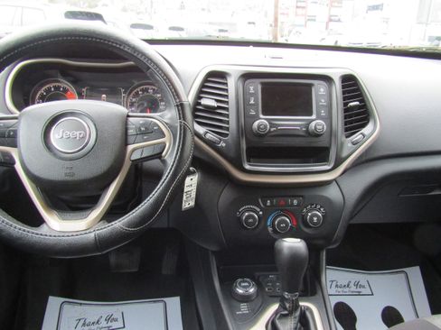 Used 2018 Jeep Cherokee Latitude w/ Altitude Package image 11