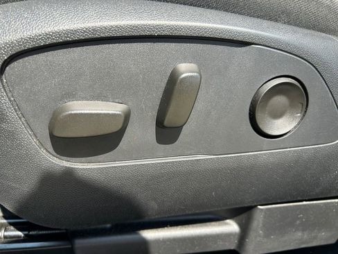 Used 2025 Chevrolet Traverse LT image 19