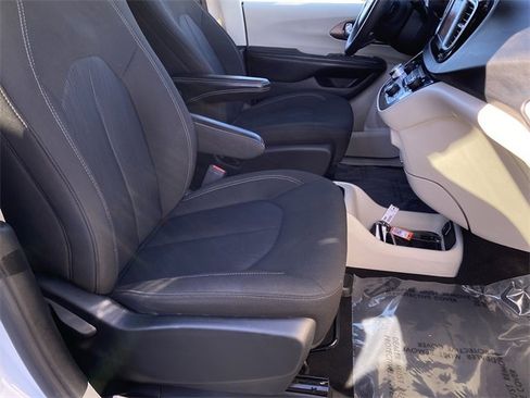 Used 2023 Chrysler Voyager LX image 32
