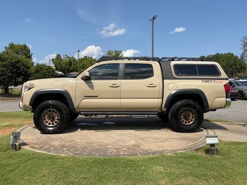 Used 2019 Toyota Tacoma TRD Off-Road AWD/4WD image 4
