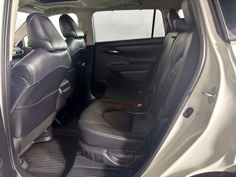 Used 2021 Toyota Highlander XLE AWD/4WD image 20