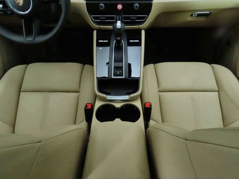 Certified 2025 Porsche Macan AWD/4WD image 18