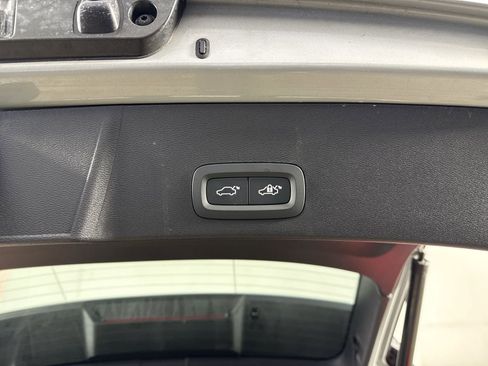 Used 2025 Volvo XC40 B5 Core image 34