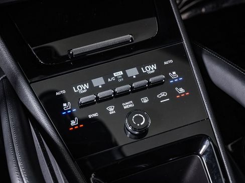 Certified 2025 Porsche Cayenne E-Hybrid Coupe AWD/4WD image 24