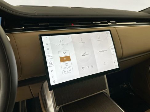 Certified 2025 Land Rover Range Rover SE AWD/4WD image 13