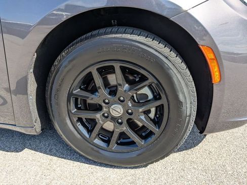 Used 2023 Chrysler Pacifica Touring-L image 9