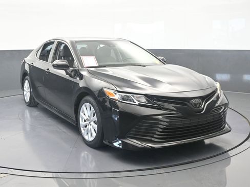 Used 2019 Toyota Camry LE image 9