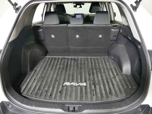 Used 2020 Toyota RAV4 LE image 18