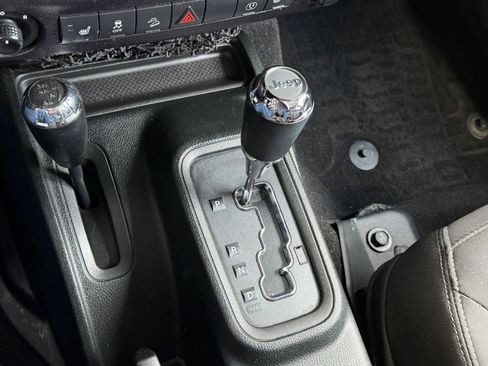 Used 2018 Jeep Wrangler Unlimited Rubicon w/ Cold Weather Group AWD/4WD image 28
