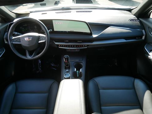 Used 2025 Cadillac XT4 Premium Luxury image 10