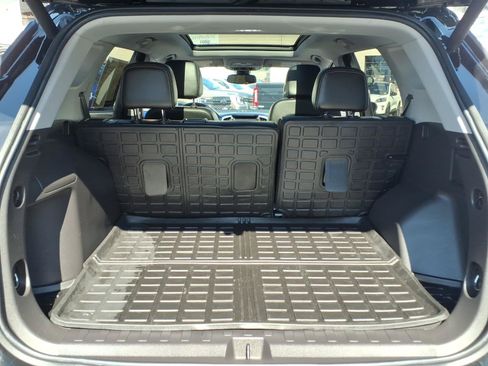 Used 2024 GMC Terrain SLT AWD/4WD image 17