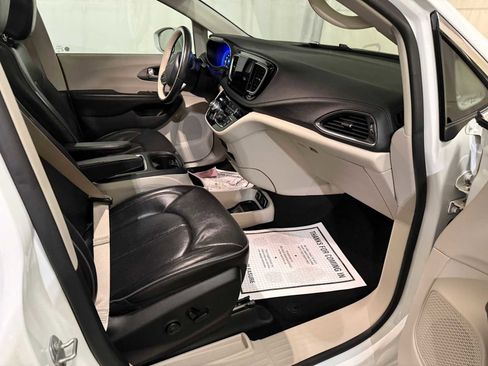 Used 2019 Chrysler Pacifica Limited image 26