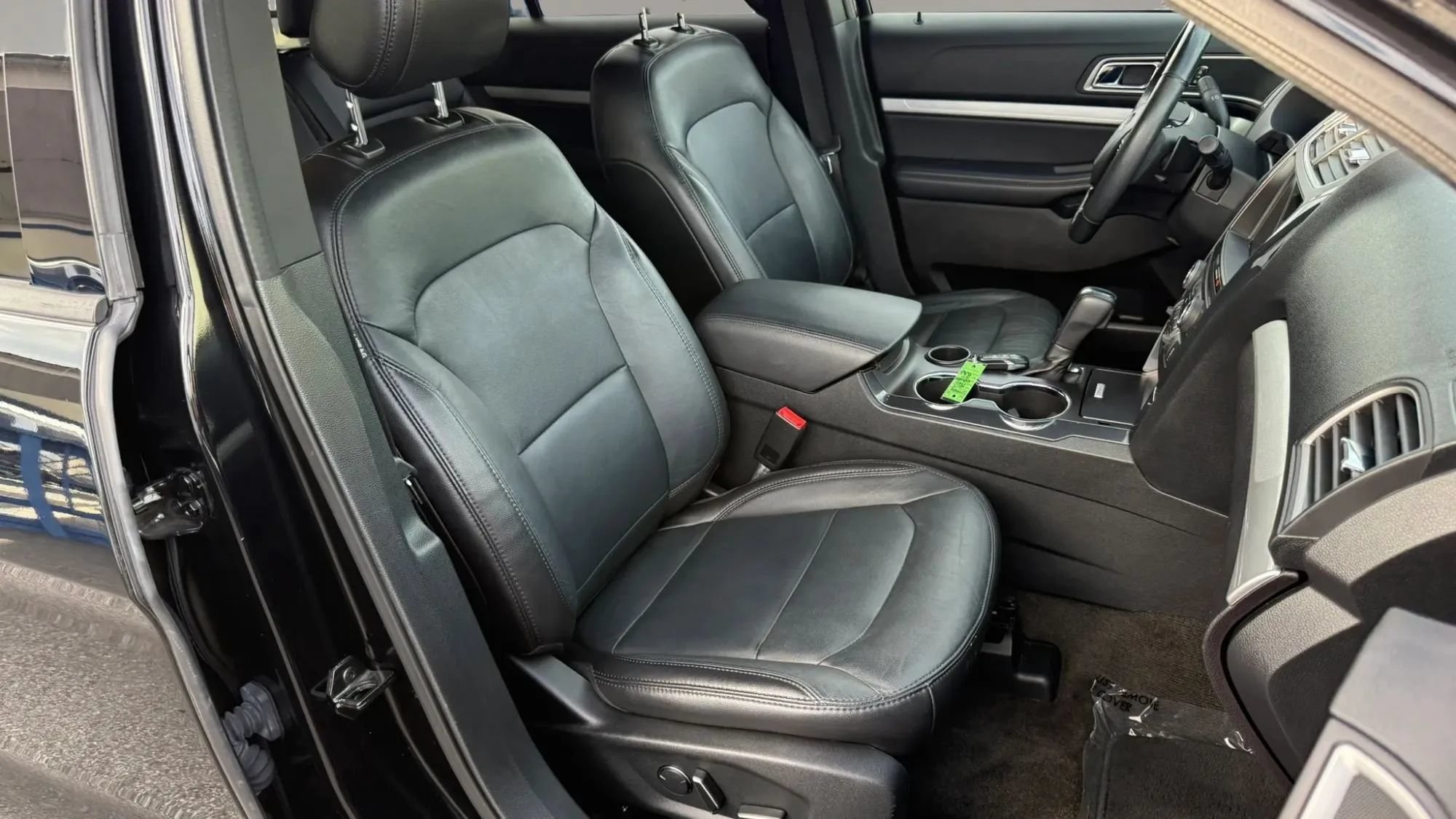 Used 2017 Ford Explorer XLT w/ Equipment Group 202A FWD image 38