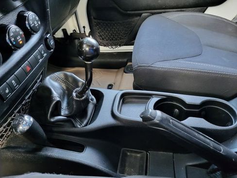 Used 2015 Jeep Wrangler Unlimited Rubicon w/ Connectivity Group image 24