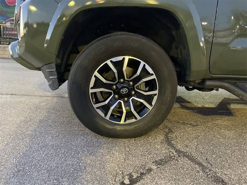 Used 2021 Toyota Tacoma TRD Sport w/ Technology Package image 9