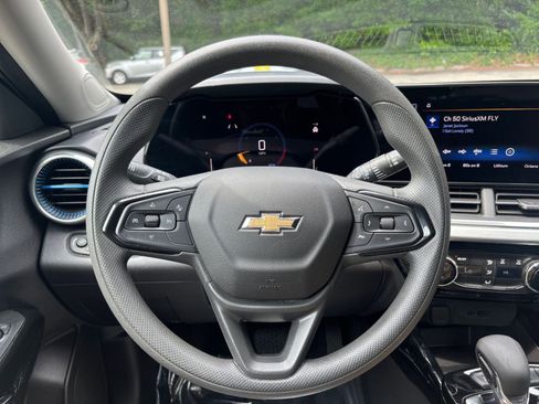 Used 2025 Chevrolet Trax LT FWD image 28