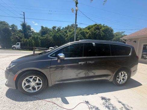 Used 2020 Chrysler Pacifica Limited FWD image 4