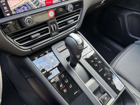 New 2026 Porsche Macan image 32