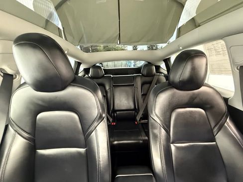 Used 2021 Tesla Model Y Long Range AWD/4WD image 31
