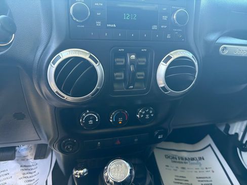 Used 2016 Jeep Wrangler Unlimited Sahara w/ Connectivity Group AWD/4WD image 18