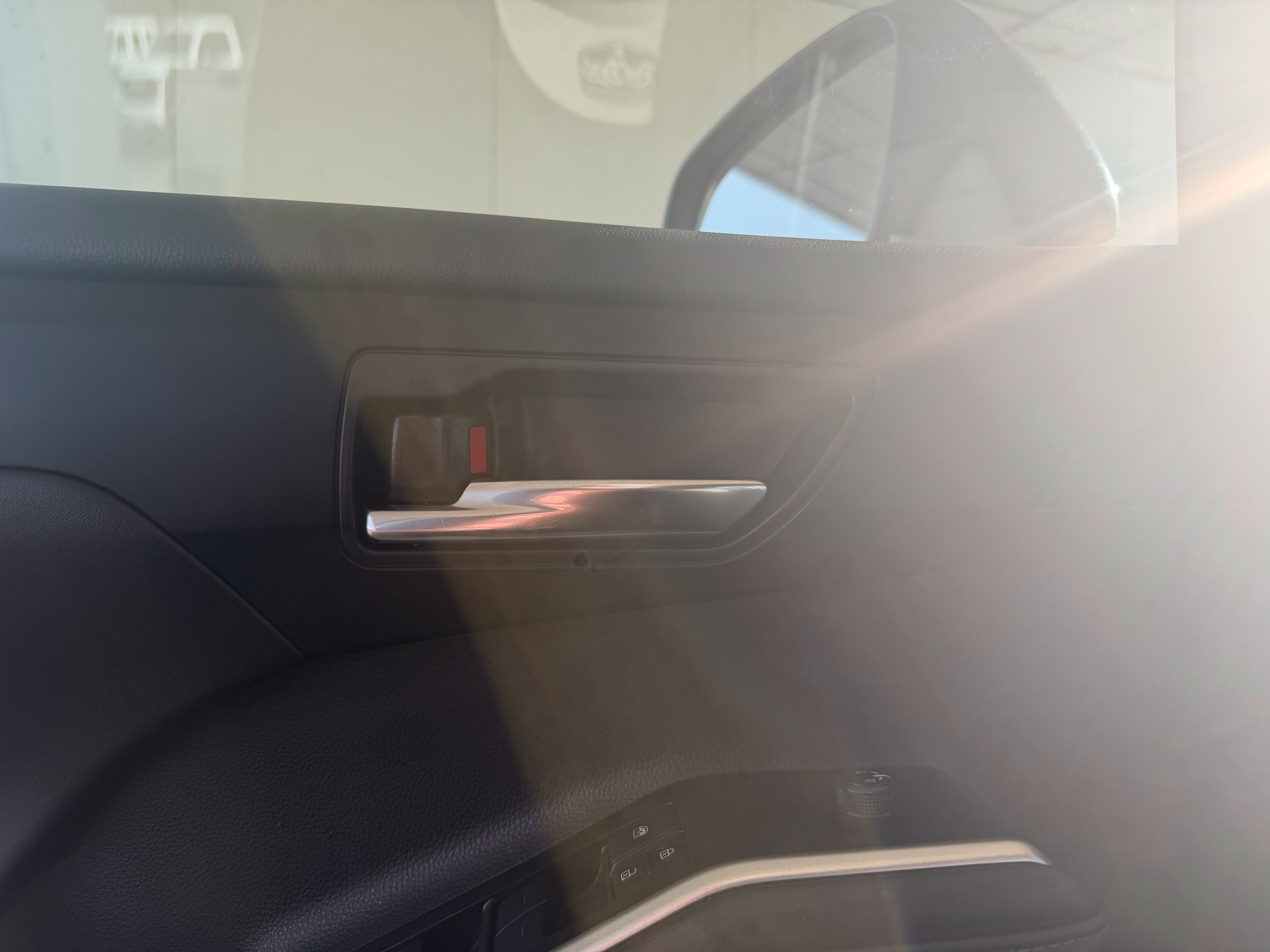 Used 2020 Toyota Highlander XLE FWD image 23