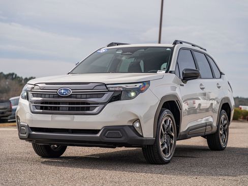 Used 2025 Subaru Forester Premium AWD/4WD image 3