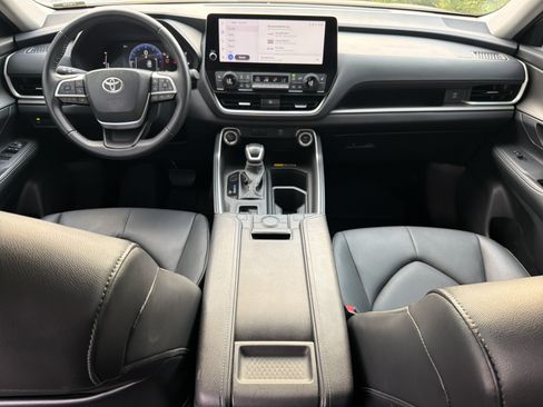 Certified 2025 Toyota Grand Highlander FWD image 32