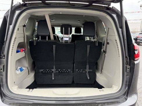 Used 2022 Chrysler Pacifica Touring-L image 6