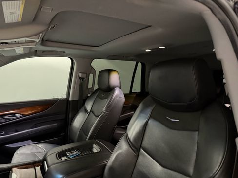 Used 2019 Cadillac Escalade Luxury image 11